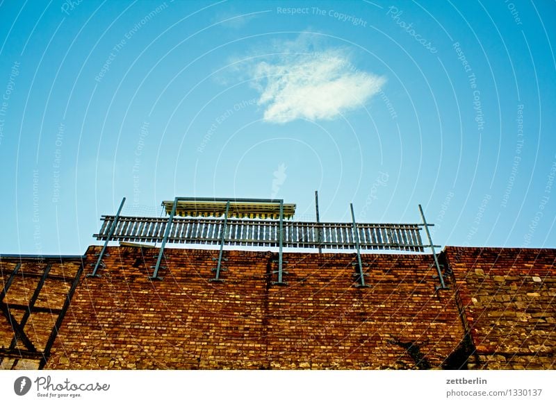 Dachterrasse Altbau Altstadt aschersleben Detailaufnahme Haus historisch Kleinstadt Mauer Stadt Stadtleben Wohngebiet Wand Zaun Markise Wetterschutz Himmel