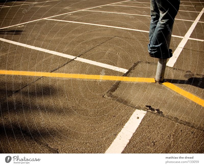 HOCHWASSERVORBEREITUNG parken Parkplatz Rechteck weiß gelb Sonnenlicht Asphalt kalt Physik hart Erholung Mann Rastalocken Einsamkeit genießen Sonnenbad hängen