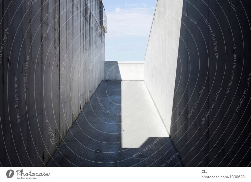 porto / alle reden vom wetter Himmel Wolken Schönes Wetter Menschenleer Bauwerk Gebäude Architektur Mauer Wand Gang ästhetisch eckig Stadt blau grau Perspektive