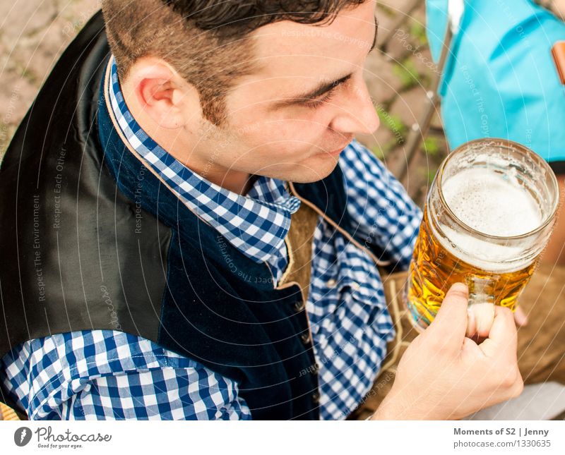 Lederhosen und Bier Mensch maskulin Mann Erwachsene Freundschaft Leben Kopf 1 30-45 Jahre Natur Sonnenlicht Sommer Schönes Wetter Garten Dorf Terrasse Mode