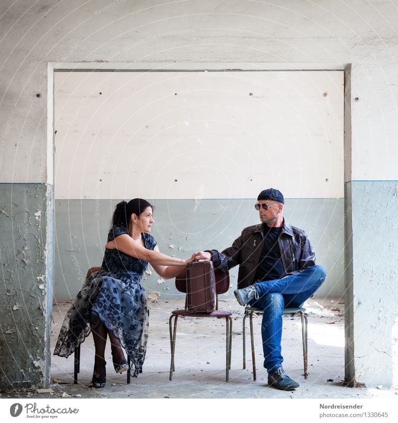 Konflikt..... Stil Renovieren Innenarchitektur Möbel Stuhl Raum Flirten Mensch Frau Erwachsene Mann 2 Theaterschauspiel Mauer Wand Kleid schwarzhaarig