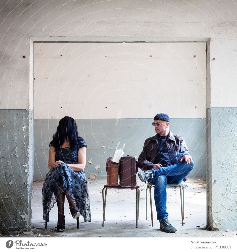 Skurrile Szene zwischen Frau und Mann in einem alten Haus Innenarchitektur Stuhl Raum Flirten Mensch maskulin feminin Erwachsene Theaterschauspiel Architektur