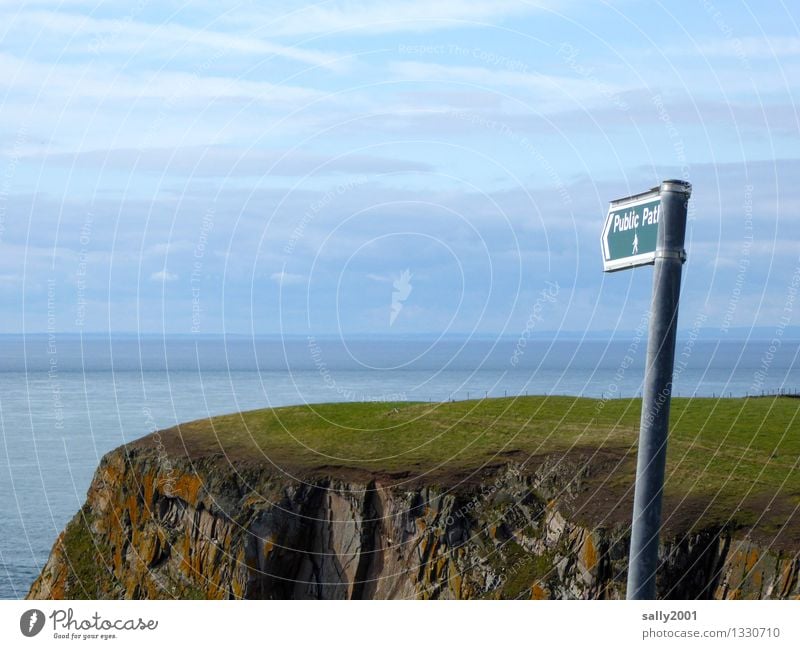 hoch hinaus...|...geht dieser Pfad... Natur Landschaft Sommer Küste Fjord Schilder & Markierungen Hinweisschild Warnschild wandern Unendlichkeit maritim oben