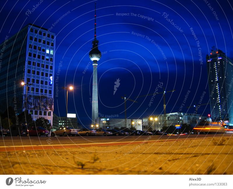 Alex macht blau Alexanderplatz Nacht Hochhaus Baustelle Wahrzeichen Denkmal Fernsehtum Berlin Himmel Gewegplatten