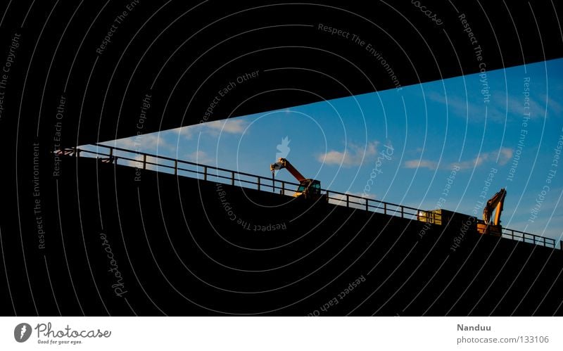 anbaggern Wolken Bagger Baustelle Gitter Sperrzone Autobahn Dreieck graphisch Industrie Verkehr unterirdisch Himmel Schaufel Autobahnbrücke Brücke Graben