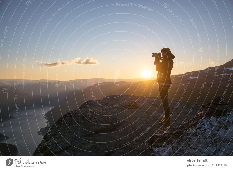 Norwegen I Ferien & Urlaub & Reisen Ausflug Abenteuer Ferne Freiheit Expedition Sonne feminin Junge Frau Jugendliche 1 Mensch 18-30 Jahre Erwachsene Umwelt