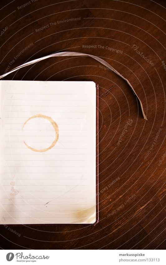 notizbuch Zettel schreiben ansammeln Zeile Buch Bucheinband Papier Eselsohr dreckig liniert Holz Tisch Lesezeichen Am Rand Protokoll erinnern Erinnerung