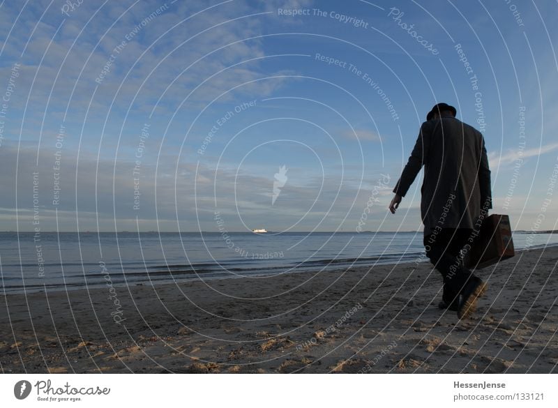 Person 32 Hoffnung Mann Meer See Koffer Mantel Wolken Einsamkeit Wasserfahrzeug Fähre Wellen Muschel Trauer Verzweiflung Himmel Hut Sand