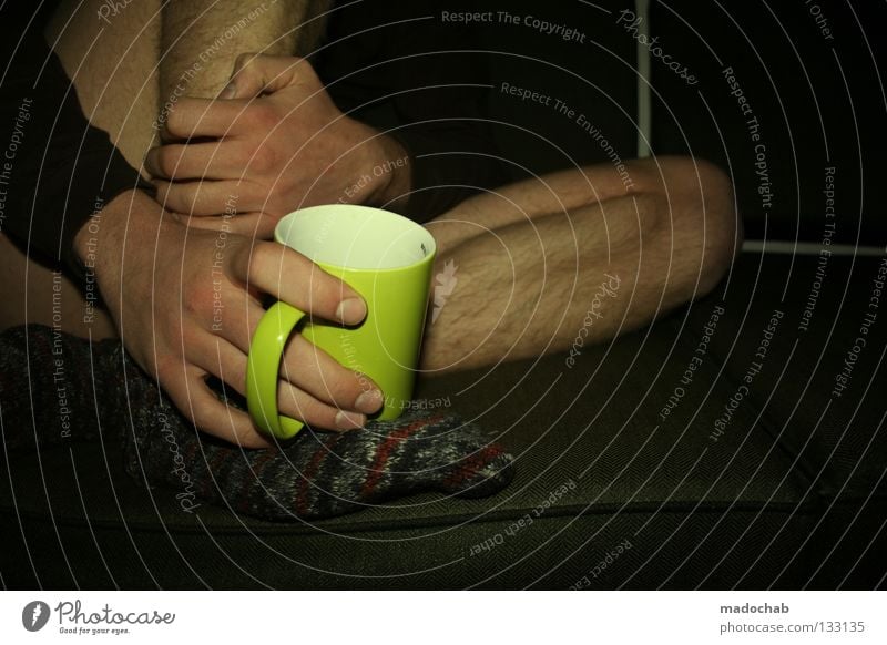 VERTRAUEN Hand Sofa Tasse Getränk trinken Strümpfe Abend Mann maskulin Mensch berühren Vertrauen Schüchternheit reserviert Frieden sitzen Zufriedenheit Erholung