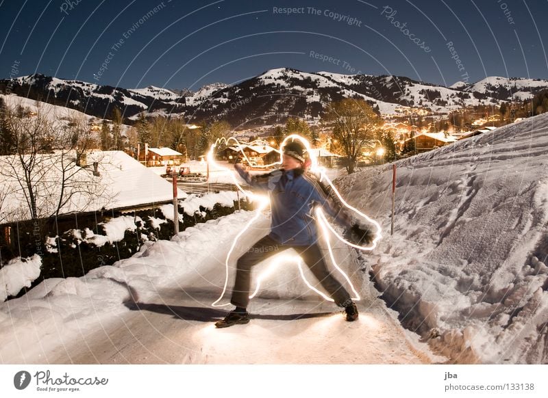 wieder mal... Langzeitbelichtung Licht Lampe Mann Neuschnee stehen Gstaad Berge u. Gebirge Schnee Straße Freude Schatten zeichnen streichen blau