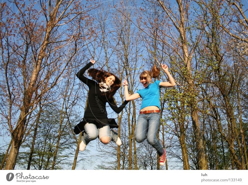 freunde fürs leben Freude Glück Sommer Luftverkehr Jugendliche Himmel Frühling Baum lachen springen Fröhlichkeit blau Lebensfreude Frühlingsgefühle Euphorie 2