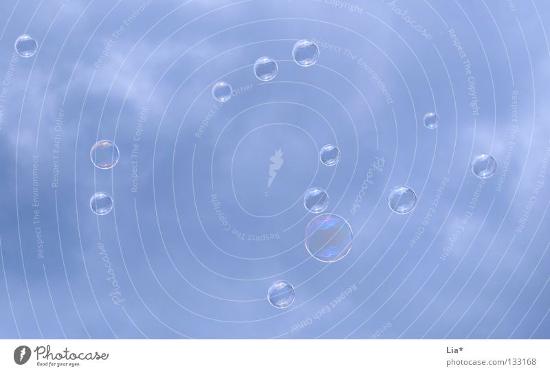 Himmelblau Freude Sinnesorgane Spielen Freiheit Kindheit Luft Wolken fliegen träumen frei rund Leichtigkeit Seifenblase himmelblau blasen leicht Schweben