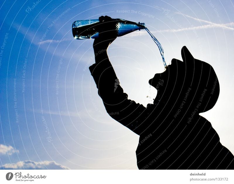 Erfrischung III trinken Gegenlicht Silhouette gewagt Wasser Sommer Manu Durst Flasche Himmel blau Kontrast Die Korken knallen lassen