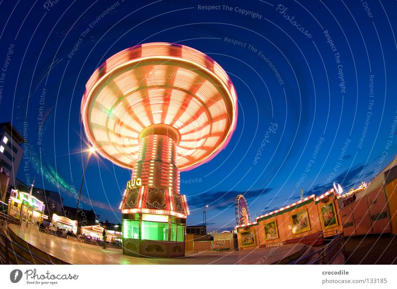 Brummkreisel Schweben Jahrmarkt Kreisel Fischauge grün rot gelb Ladengeschäft Fahrgeschäfte Eingang Riesenrad faszinierend schön Macht fantastisch Freude