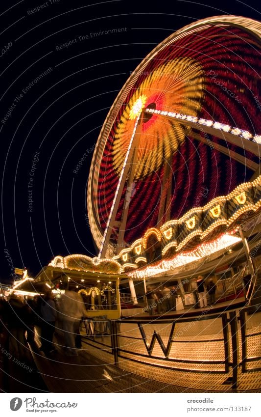 RiesenRad Nacht dunkel Schweben Jahrmarkt Kreisel Fischauge grün rot gelb Ladengeschäft Fahrgeschäfte Eingang Riesenrad faszinierend schön Macht fantastisch