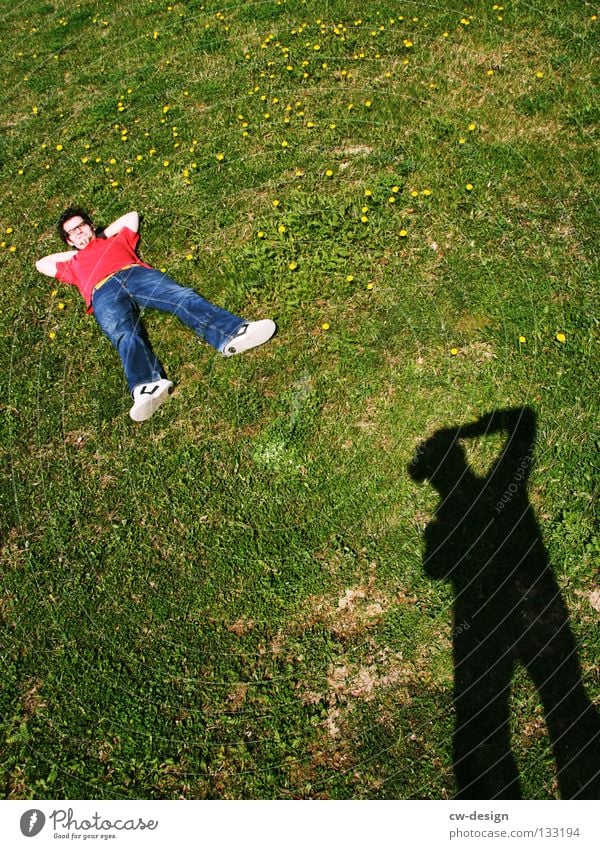 COME ON AND CHILL WITH ME I Erholung Schatten grün Fotograf Fotografieren rot schlafen Glas links Freude Sommer Spielen liegen Blick schattenmensch Rasen