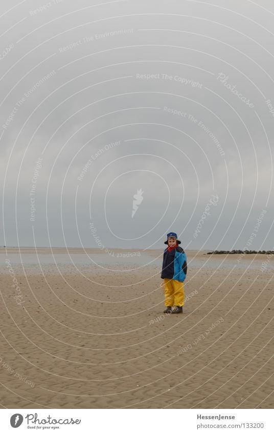 Person 33 Meer See Wellen Strand Föhr gelb Mütze Wolken Freude Kind Hoffnun Wind blau laufen gehen stehen Blick