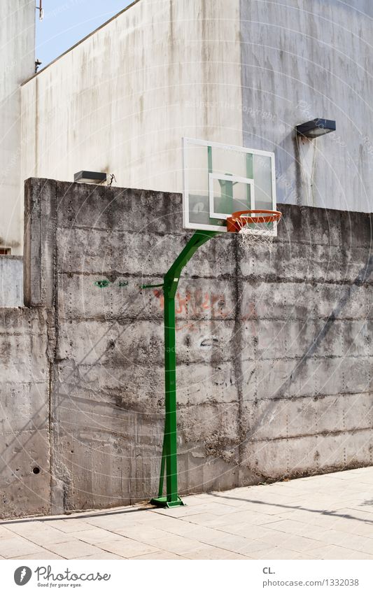 porto / basketballplatz Freizeit & Hobby Sport Sportveranstaltung Basketball Sportstätten Schönes Wetter Platz Mauer Wand Basketballkorb Basketballplatz Stadt