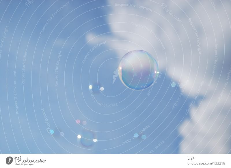 Leichtigkeit Seifenblase himmelblau blasen Wolken Spielen träumen leicht Schweben Hintergrundbild Luft luftig Freude Himmel fliegen Sinnesorgane frei Freiheit