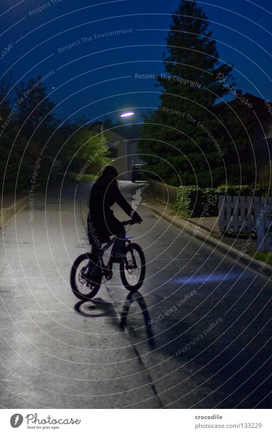 lonely biker Nacht Motorradfahrer fahren Gleichgewicht Fahrrad Mountainbike Teer Baum Tanne Licht Laterne Haus Funsport daußen faru streetbike downhill starße