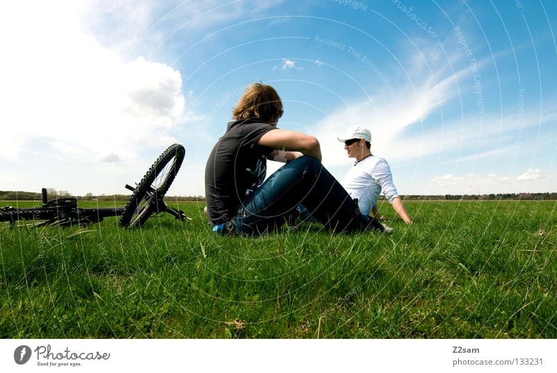 chillout sunday II Erholung Aktion April Baseballmütze genießen Gras grün hell-blau Mann maskulin Mütze ruhen Salto Himmel Sommer Sonntag springen Stil weiß