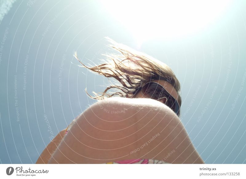 Doppelkugel Frau schwanger Babybauch zyan mehrfarbig weiß gelb Sonnenbrille Licht erleuchten Freude Sommer Mensch blau Gesicht Bauch Haare & Frisuren Wind hell