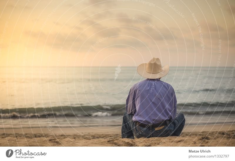 Lonesome at the Beach maskulin Mann Erwachsene Großvater 1 Mensch 45-60 Jahre Sand Wasser Sommer Wellen Küste Strand Hemd Jeanshose Hut Cowboyhut sitzen träumen