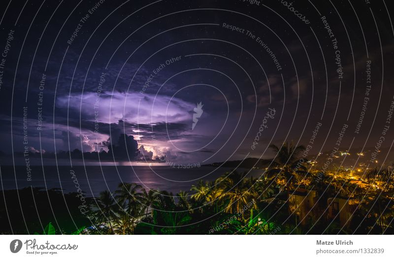 Meer Gewitter Umwelt Landschaft schlechtes Wetter Unwetter Blitze Baum Küste Strand Dorf Fischerdorf Aggression exotisch wild Gewitterwolken Sayulita Nacht