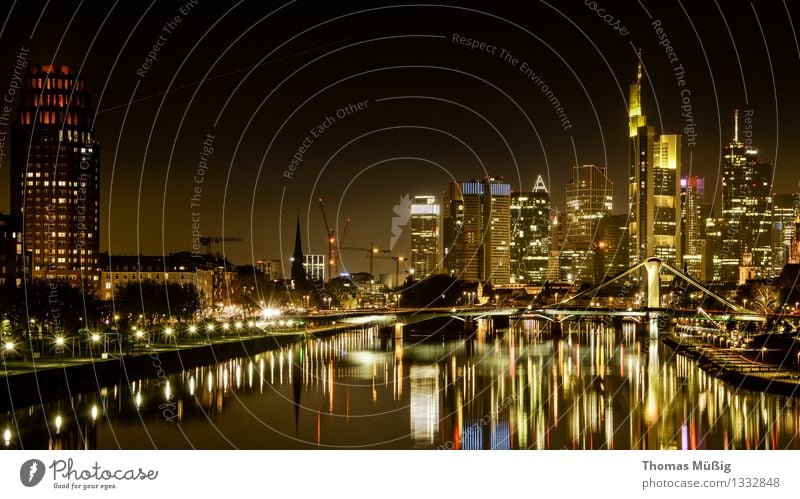 Frankfurt bei Nacht Stadt Stadtzentrum Skyline Hochhaus Business Wachstum Bankenviertel flößerbrücke Frankfurt am Main sachsenhausen stadt am fluß