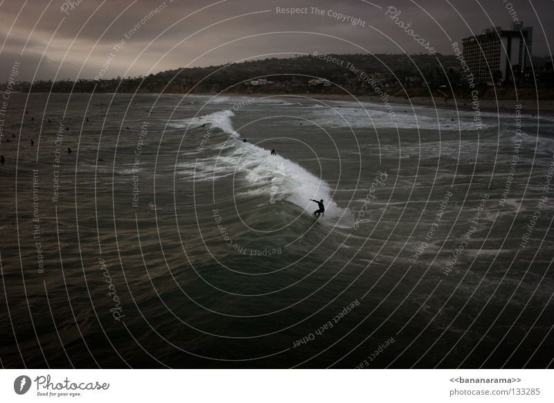 Gefährliche Brandung Surfer Wellen Strand Meer Hotel Sandstrand Surfen dunkel gefährlich Nacht fantastisch Sport Meerwasser Kalifornien Wasser Küste Funsport