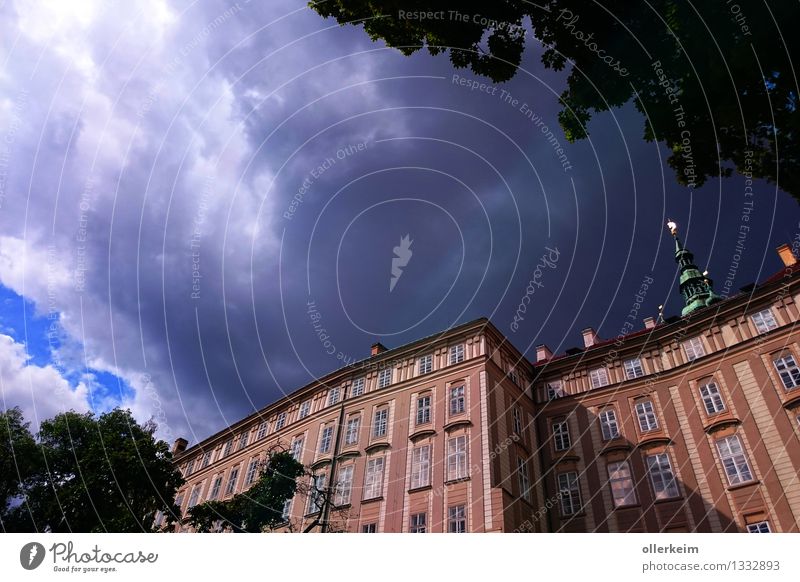 Prag Burg Hradschin - Paradiesgarten Stil Haus Traumhaus Kultur Himmel Wolken Gewitterwolken Sommer Tschechien Europa Hauptstadt Altstadt Burg oder Schloss