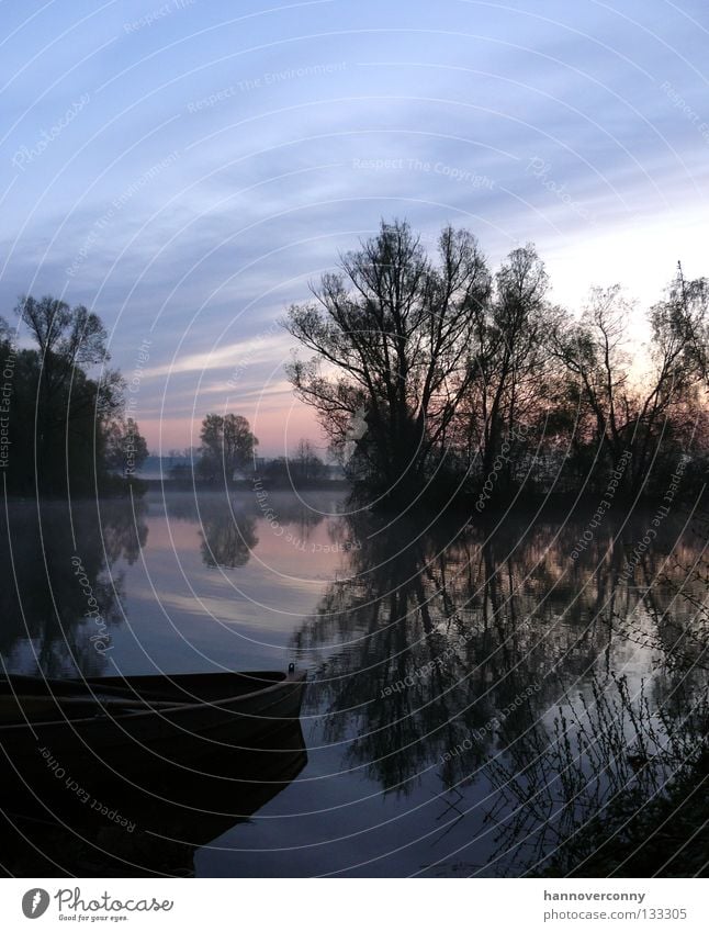 Blaue Stunde am See Wasserfahrzeug Ruderboot Teich Sonnenaufgang Wasserspiegelung Morgen Nebel Tau ruhig Zufriedenheit Erholung Romantik Spielen Paddel