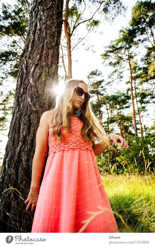 Diva and the tree elegant feminin Junge Frau Jugendliche 1 Mensch 18-30 Jahre Erwachsene Natur Sommer Schönes Wetter Baum Mode Kleid Schmuck Sonnenbrille blond