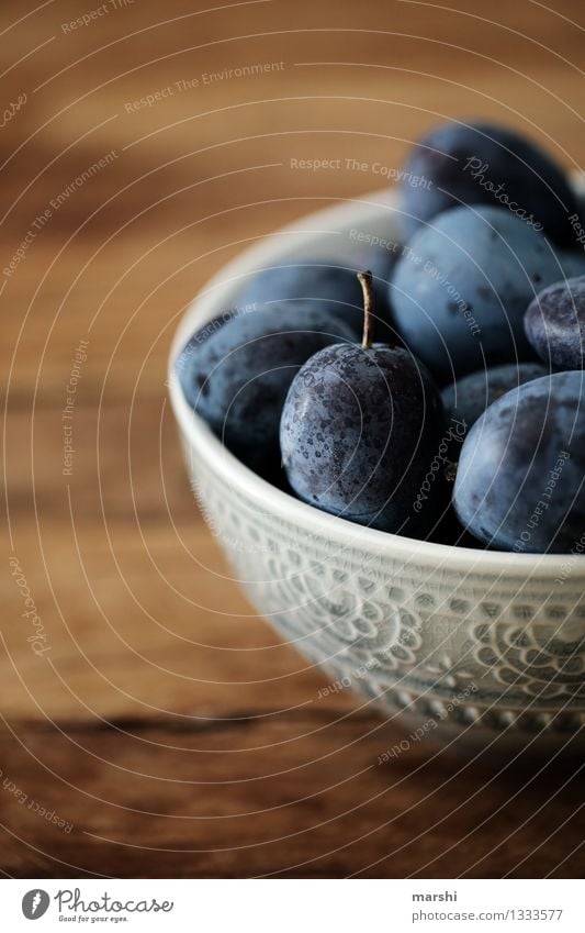 Zwetschgenzeit Lebensmittel Frucht Ernährung Essen Stimmung Pflaume Herbst Schalen & Schüsseln Foodfotografie Unschärfe lecker Appetit & Hunger geschmackvoll