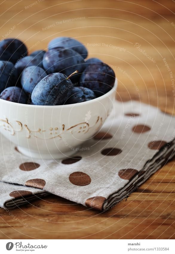 Zwetschgenparade Lebensmittel Frucht Ernährung Essen Gefühle Pflaume Foodfotografie Süßwaren lecker geschmackvoll Schalen & Schüsseln Punkt Holztisch