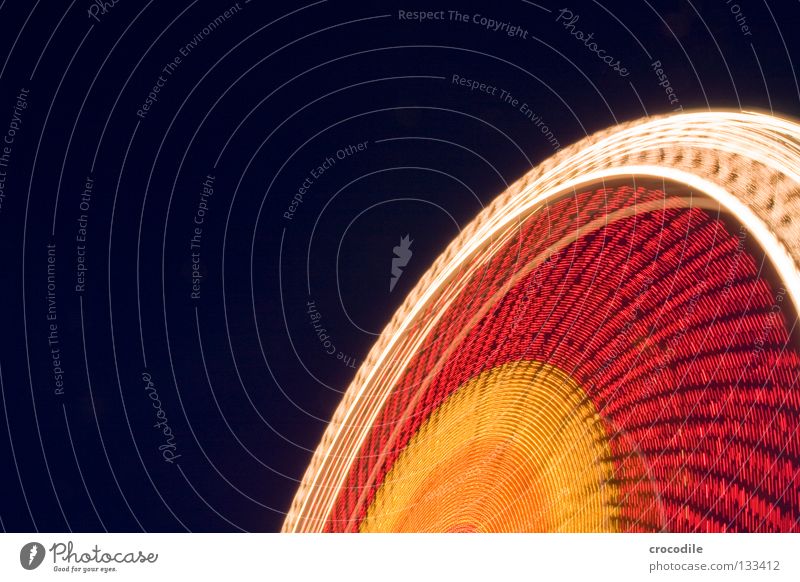 wirbelwind Nacht dunkel Schweben Jahrmarkt Kreisel Fischauge grün rot gelb Ladengeschäft Fahrgeschäfte Eingang Riesenrad faszinierend schön Macht fantastisch