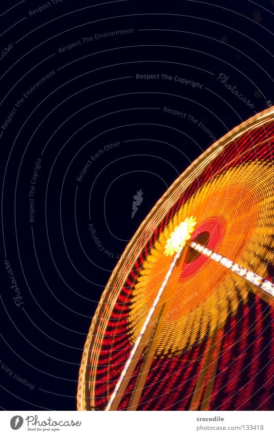 RiesenRad II Nacht dunkel Schweben Jahrmarkt Kreisel Fischauge grün rot gelb Ladengeschäft Fahrgeschäfte Eingang Riesenrad faszinierend schön Macht fantastisch