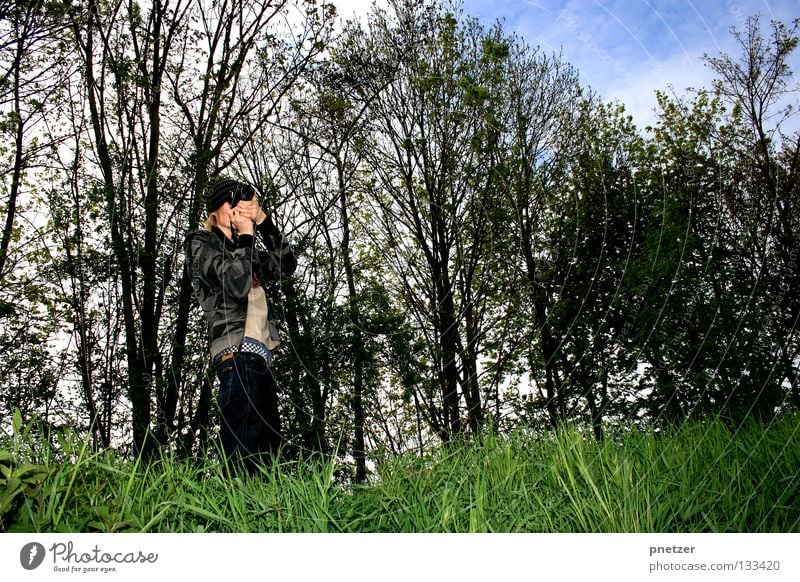 Photographer Fotografieren Wald Feld Baum weiß Wolken Gras grün Spaziergang gehen Mann Freude Kunst Kultur Fotokamera Himmel blau Lichterscheinung Ausflug