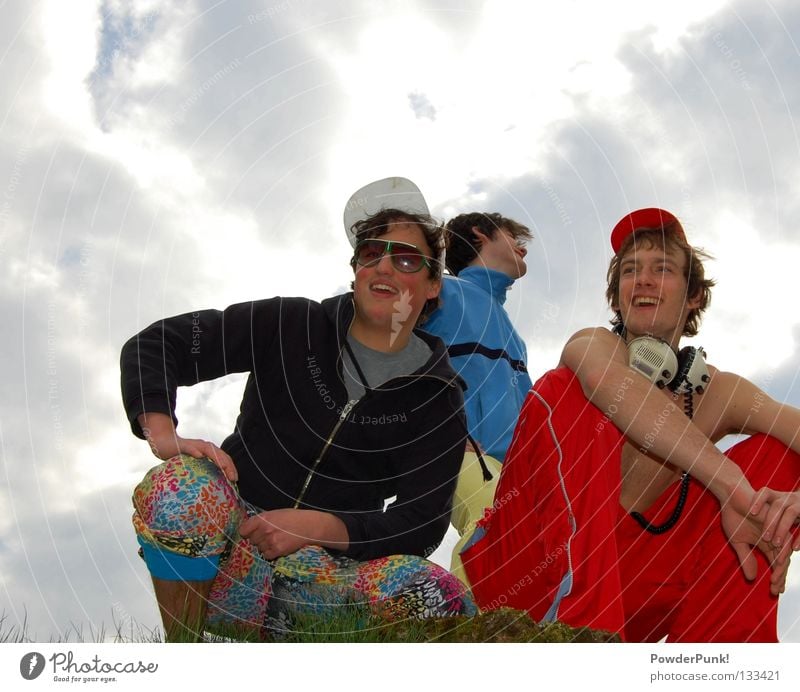 die band verrückt retro Mittelfranken gelb rot Kerl Mütze Sonnenbrille Jugendliche Konzert Musik Freude Schnur funky trashig powderpunk Himmel blau lustig funny