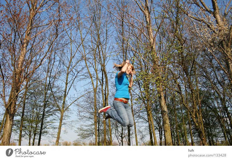 vorfreude Freude Glück Sommer Luftverkehr Jugendliche Himmel Frühling Baum lachen springen Fröhlichkeit blau türkis Lebensfreude Frühlingsgefühle Vorfreude