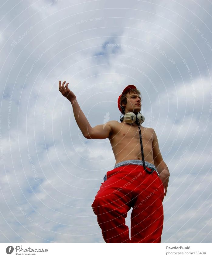 Statue rot Kopfhörer Mütze Mann Musik Wolken Hand Freude Kunst Kultur Himmel Schnur blau blick in die ferne Arme