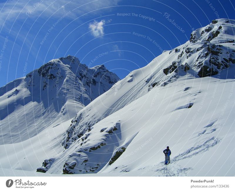 kleiner mann im Montafon Spielen Winter Schnee Berge u. Gebirge Sport Wintersport Skipiste Himmel Wärme Alpen blau Österreich Snowboarding Snowboarder