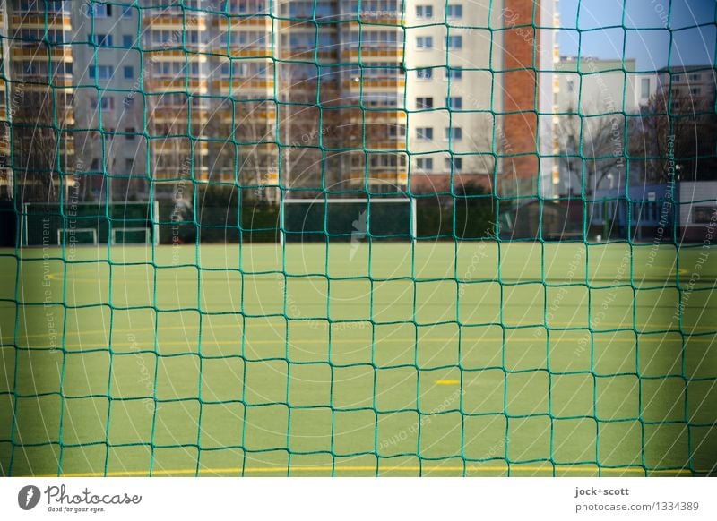 Netz im Kiez Tor Fußballplatz Winter Wiese Marzahn Gebäude Plattenbau eckig grün Sport Umwelt Sportplatz Stadtteil Durchblick Freizeit & Hobby Freiraum