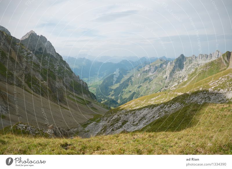 Postkartenwelt [5] Sport wandern Umwelt Natur Landschaft Himmel Wolken Sommer Schönes Wetter schlechtes Wetter Gras Grünpflanze Wildpflanze Wiese Hügel Felsen