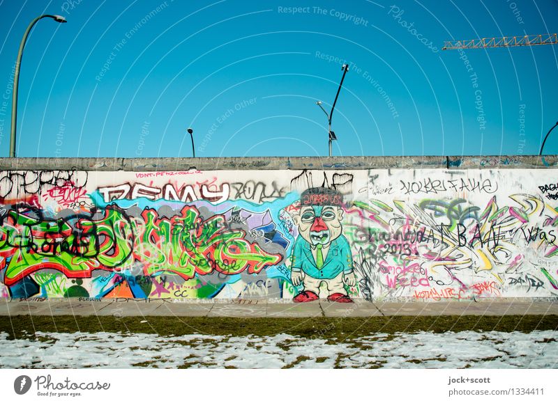 East Side Gallery Sightseeing Jugendkultur Subkultur DDR Straßenkunst Wolkenloser Himmel Winter Schnee Friedrichshain Mauer Berliner Mauer Beton Graffiti