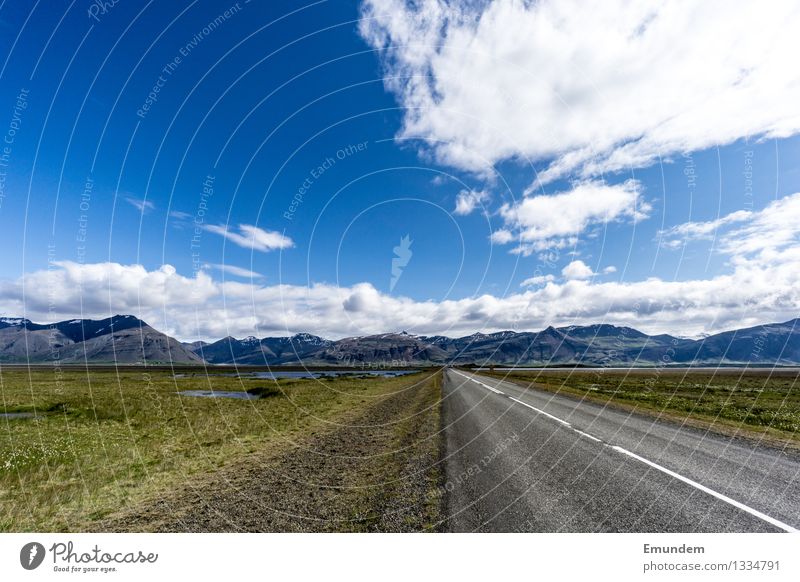 Ins Ungewisse Ferien & Urlaub & Reisen Tourismus Ausflug Ferne Freiheit Sommer Landschaft Himmel Wolken Berge u. Gebirge Island Straße Landstraße fahren blau