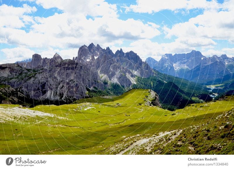 Berge Berge u. Gebirge Gipfel Schneebedeckte Gipfel Wolken über den Wolken Wiese Alm wandern Bergsteigen Freiheit Dolomiten Himmel Licht Schatten Bergwiese