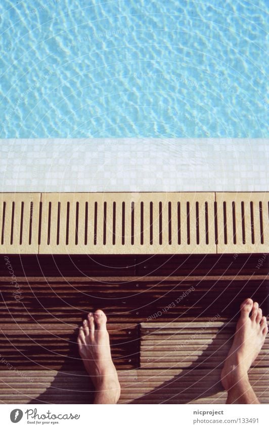 Mut zum Sprung Schwimmbad kalt Vertrauen Gänsehaut springen Sommer Wasser Erfrischen Fuß Freude Schwimmen & Baden