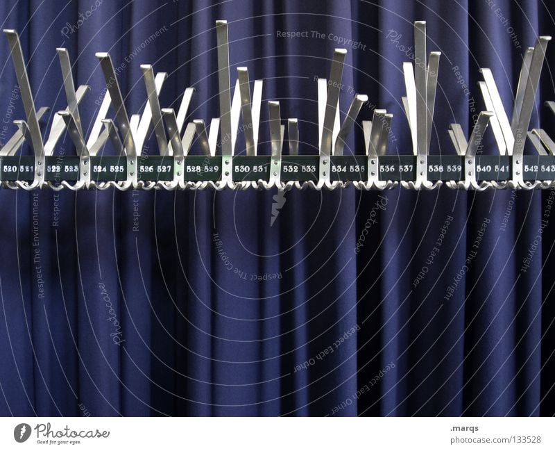 Garderobe Kleiderständer Bekleidung Ständer Haken aufhängen glänzend Stoff Vorhang weiß Kino Veranstaltung Theater Metall gestänge blau Falte silber Show marqs