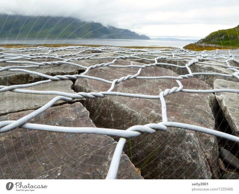 Uferbefestigung... Landschaft Wolken Sommer Berge u. Gebirge Küste Seeufer Fjord Meer Mauer Wand festhalten maritim Einsamkeit Endzeitstimmung Horizont Rettung